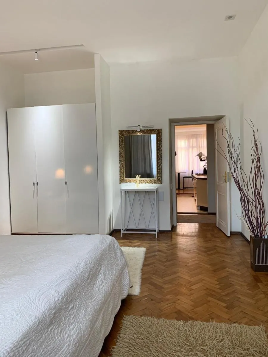 Image 3 of City centre HOTEL STYLE APARTMENT