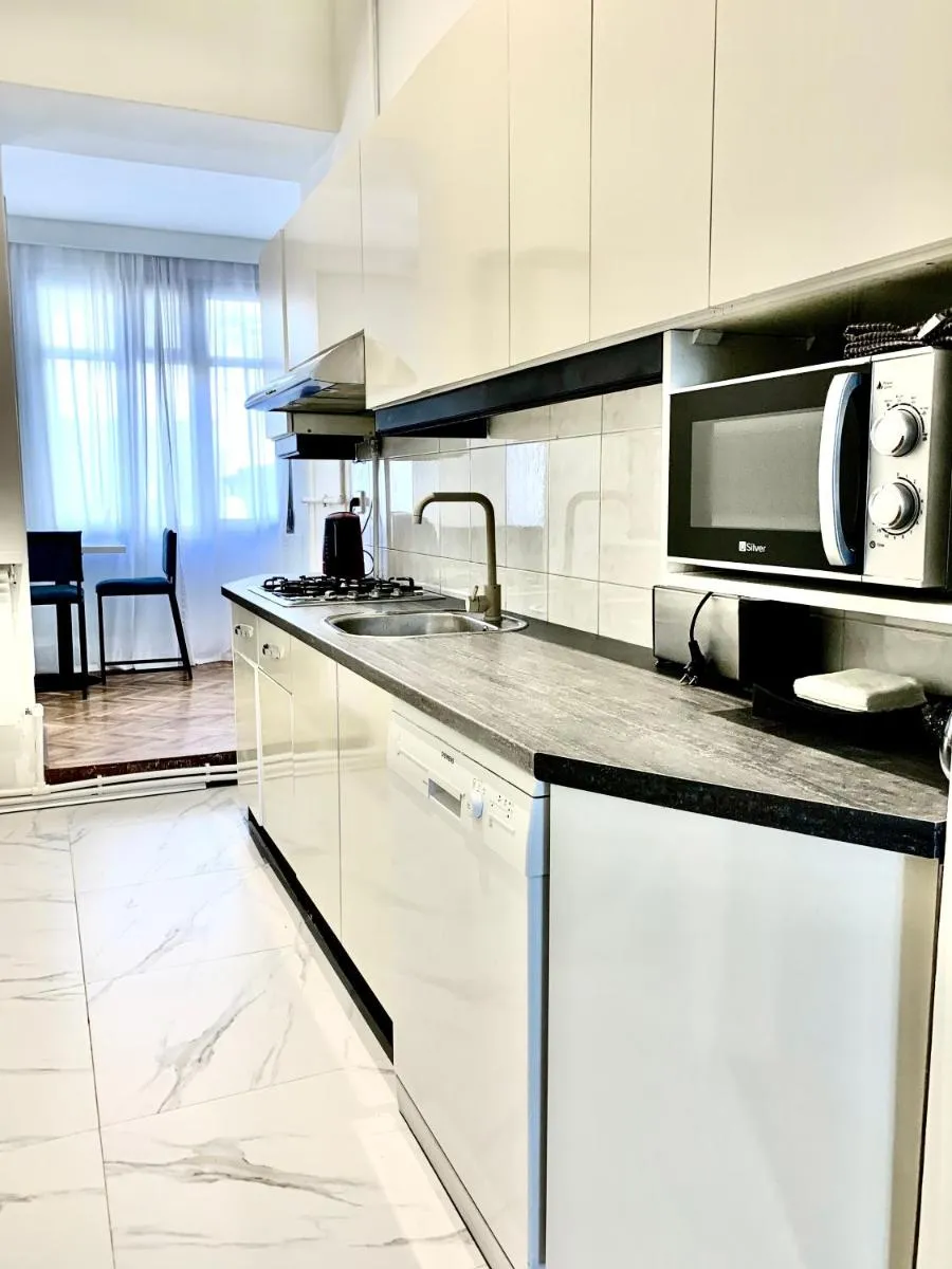 Image 5 of City centre HOTEL STYLE APARTMENT