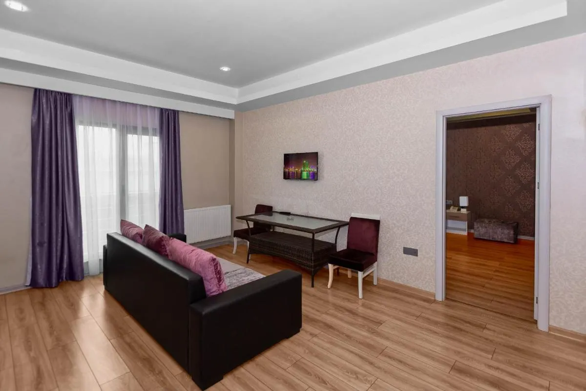 Image 4 of Diplomat Suites
