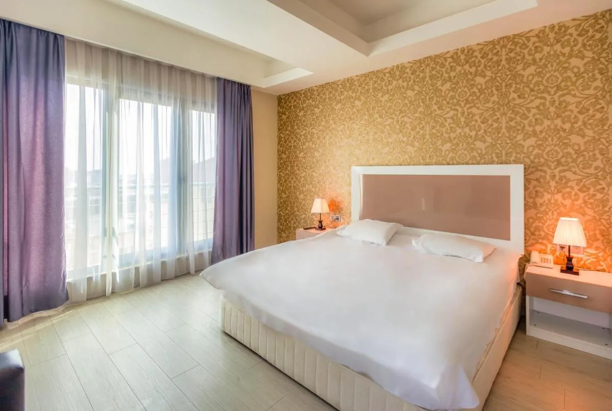 Image 5 of Diplomat Suites
