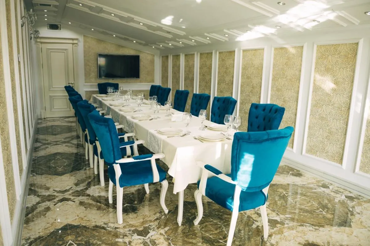 Image 2 of Emerald Suite Hotel