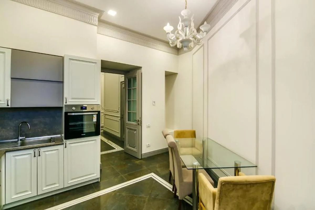 Image 3 of Formula 1 Street Apartment