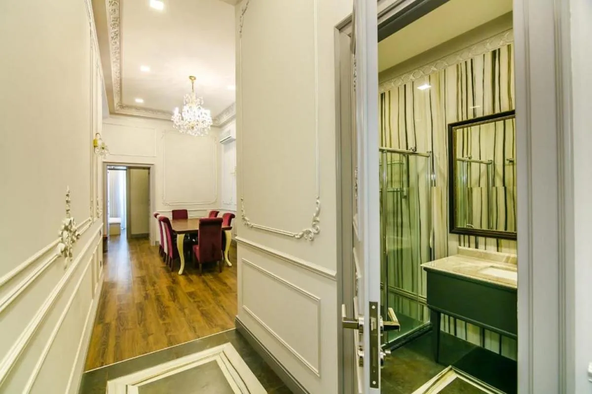 Image 2 of Formula 1 Street Apartment
