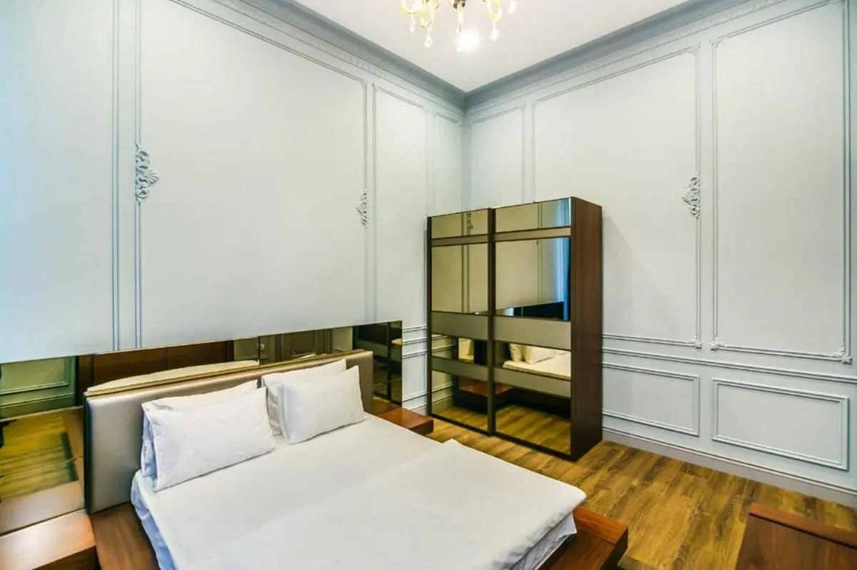 Image 6 of Formula 1 Street Apartment