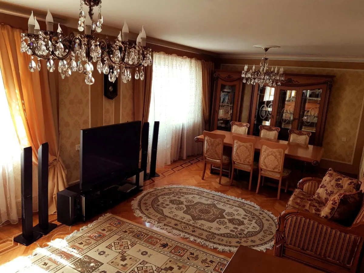 Image 4 of Gold Wall Apartment