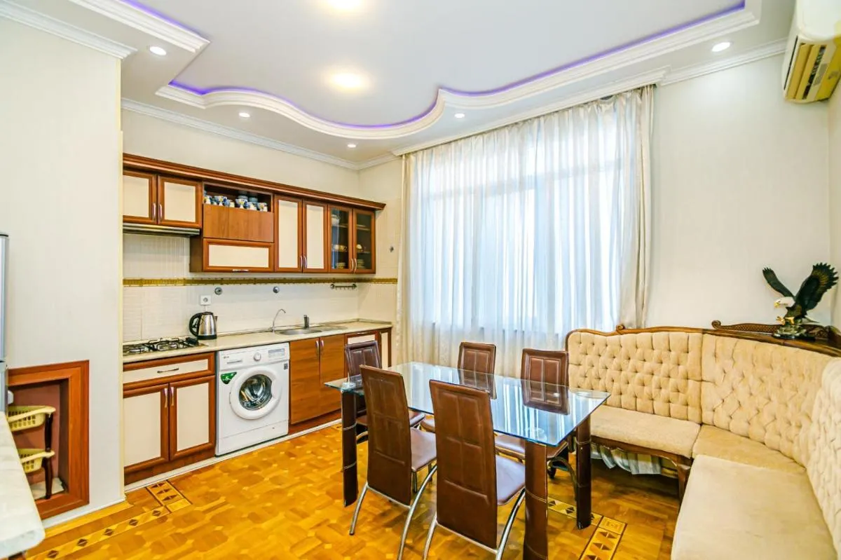 Image 3 of Malakan White House