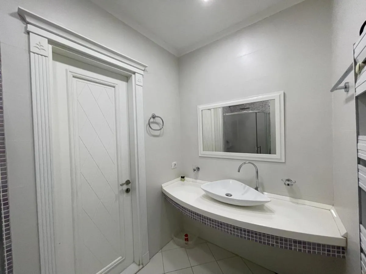 Image 2 of Studio Apartment