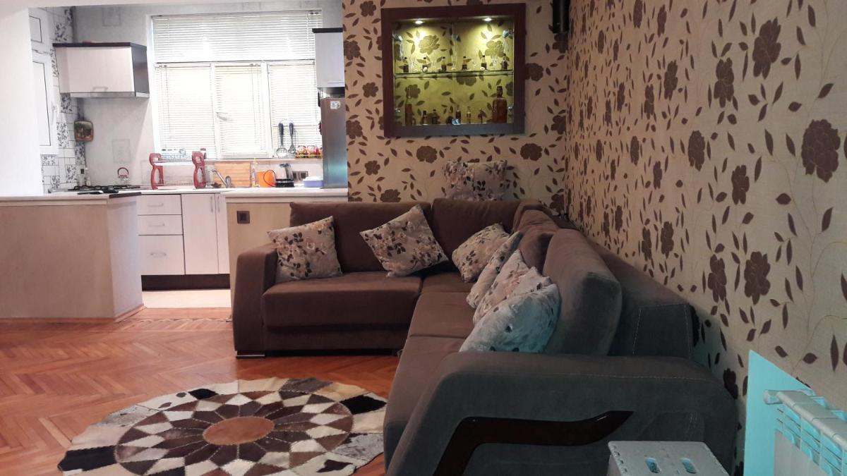 Image 3 of Comfortable, close center