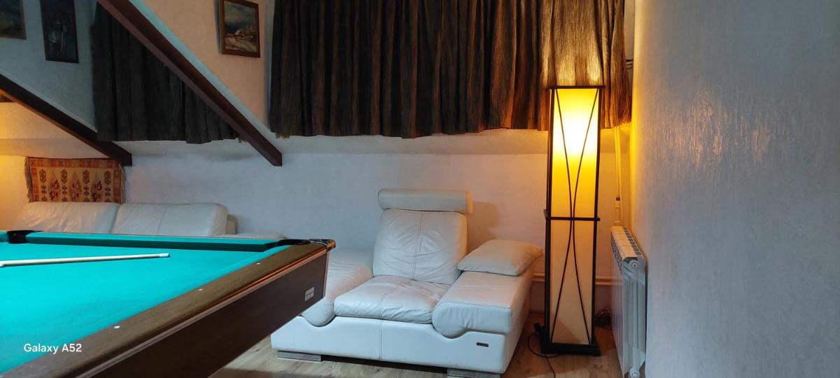 Image 6 of Loft with Pool Table