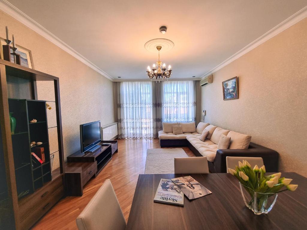 Image of Papa Jons apartment by Bakuapart