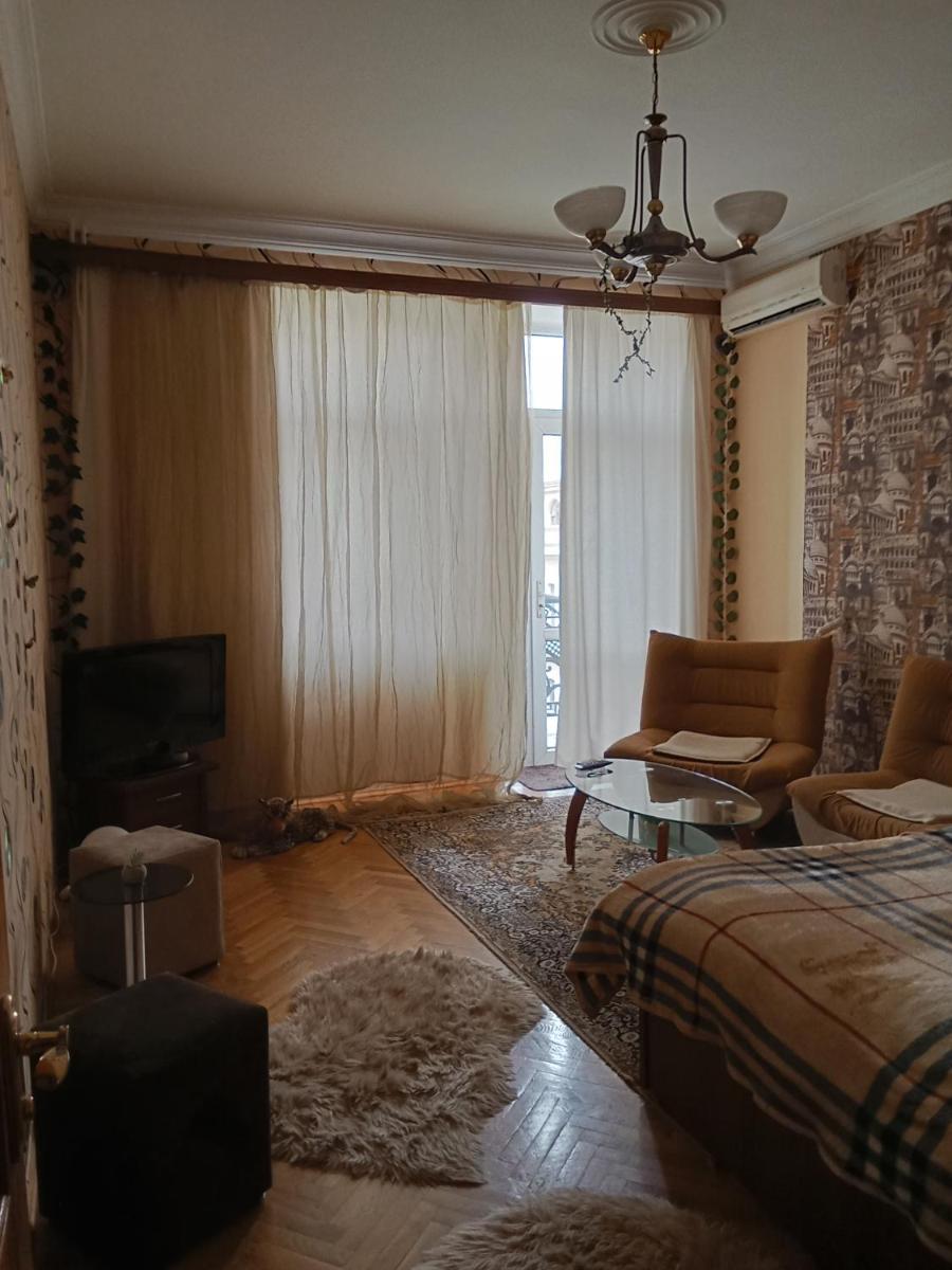 Image 1 of Просторная, двухкомнатная квартира ,с великолепным видом на город, расположенная в центре города Баку