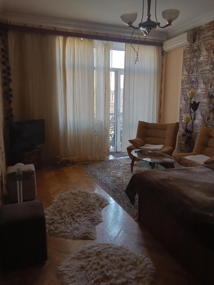 Image 4 of Просторная, двухкомнатная квартира ,с великолепным видом на город, расположенная в центре города Баку