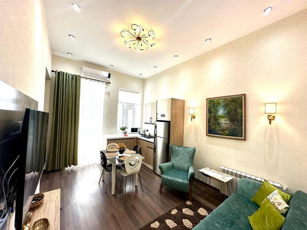 Image of Stylish Urban Apt at the center
