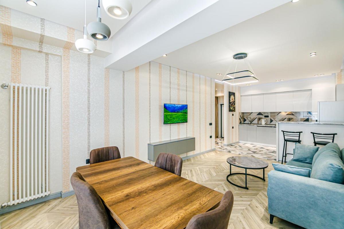 Image 3 of White Tower Apartment