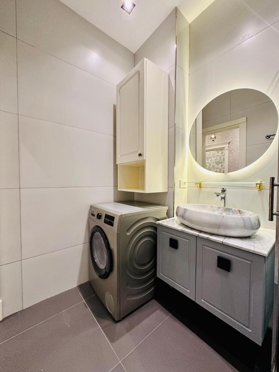 Image 3 of White city apartment